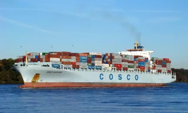 今天，一个中国庞然大物驶入美国，老美围观拍照，直呼第一次见！